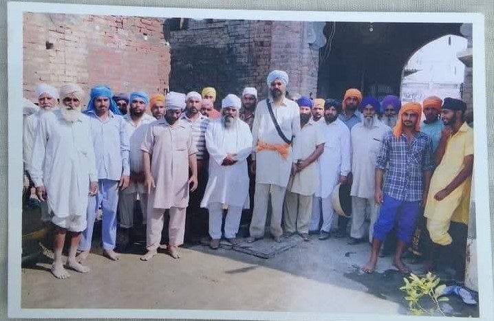 Sangat gathered with the custodian family